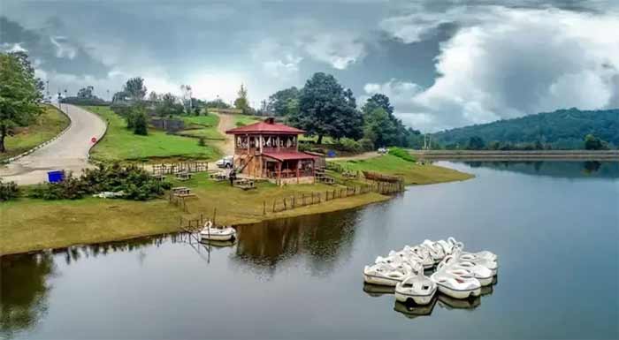 دریاچه سقالکسار و روستای استخرگاه