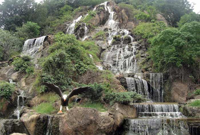 شیطان‌کوه و آبشار آن